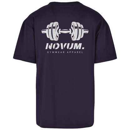 Purple Night Unisex Oversize Shirt: Atmungsaktiv, Oversize Fit, schlichtes Design vorne mit Novum Apparel Logo auf der Brust, hochwertiger Oversize Dumbbell Backprint, angenehmer Tragekomfort. Perfekt für trendbewusste Käufer. Jetzt online kaufen!