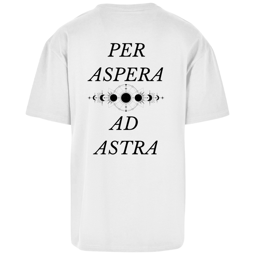 Weißes Unisex Oversize Shirt: Oversize Fit, atmungsaktiv, schlichtes Design vorne mit Novum Apparel Logo auf der Brust, hochwertiger Backprint mit 'Per Aspera Ad Astra' und einer Sonne-Mond-Phase dazwischen, angenehmer Tragekomfort. Perfekt für trendbewusste Käufer. Jetzt online kaufen!