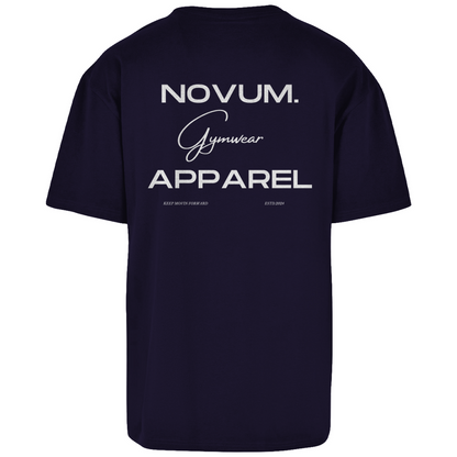 Navy Novum Gymwear Oversize Shirt, unisex, atmungsaktiv und angenehm zu tragen. Schlichtes Design auf der Vorderseite mit Novum Logo. Hochwertiger Backprint 'Novum. Apparel - Gymwear'. Ideal für den sportlichen Look.