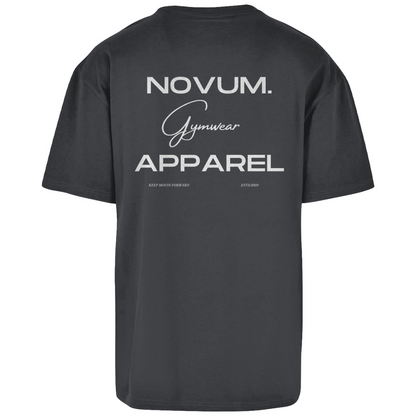 Dunkelgraues Novum Gymwear Oversize Shirt, unisex, atmungsaktiv und angenehm zu tragen. Schlichtes Design auf der Vorderseite mit Novum Logo. Hochwertiger Backprint 'Novum. Apparel - Gymwear'. Ideal für den sportlichen Look.