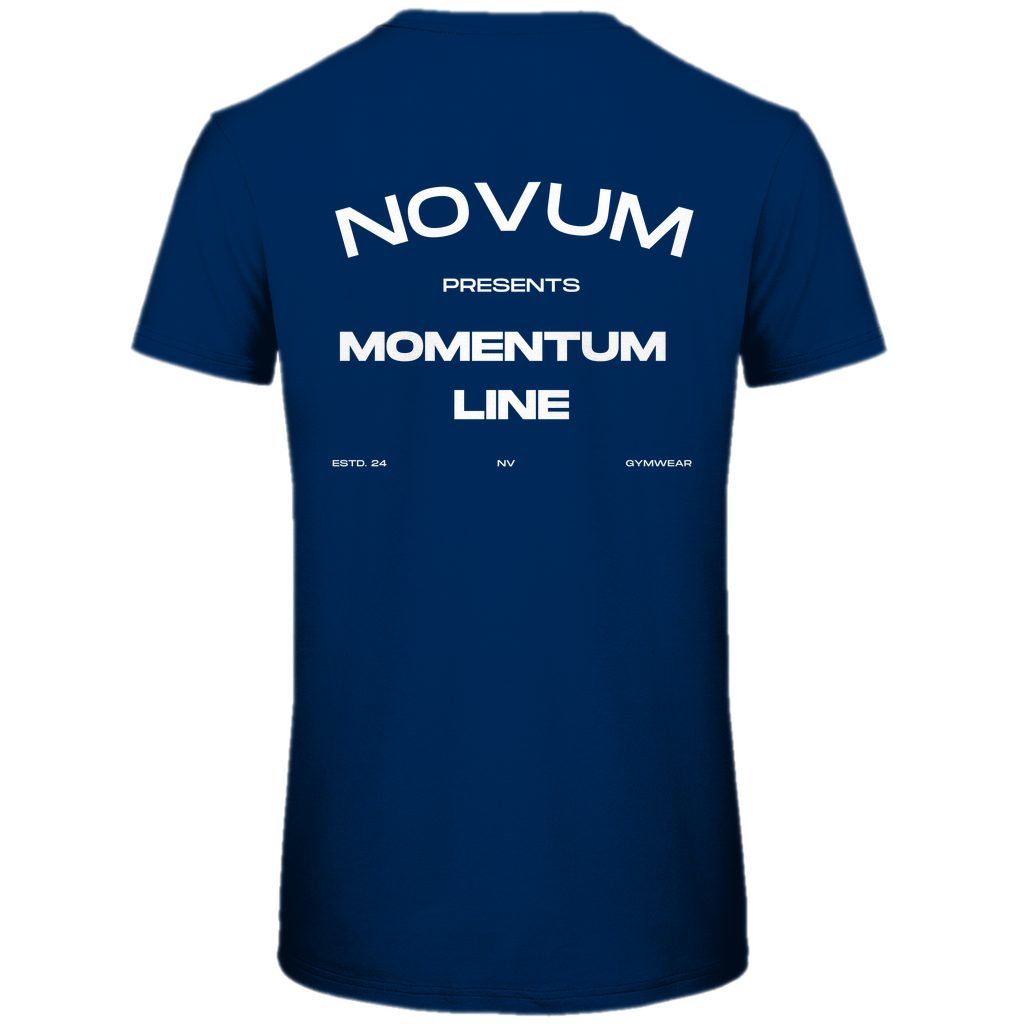 Navy Novum Momentum Shirt, unisex, aus 100% gekämmter, ringgesponnener Bio-Baumwolle. Schlichtes Design auf der Vorderseite mit Novum Logo und hochwertigem Backprint 'Novum presents Momentum Line'. Verstärkte Kragen- und Schulternähte mit weichem Kantenband für zusätzliche Haltbarkeit. Angenehme Passform.