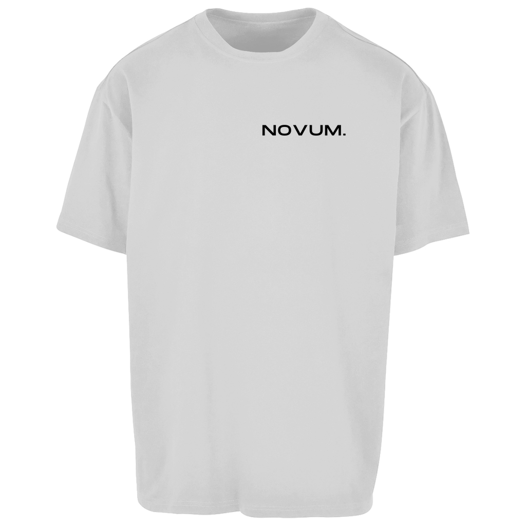 Hellgraues Novum Gymwear Oversize Shirt, unisex, atmungsaktiv und angenehm zu tragen. Schlichtes Design auf der Vorderseite mit Novum Logo. Hochwertiger Backprint 'Novum. Apparel - Gymwear'. Ideal für den sportlichen Look.